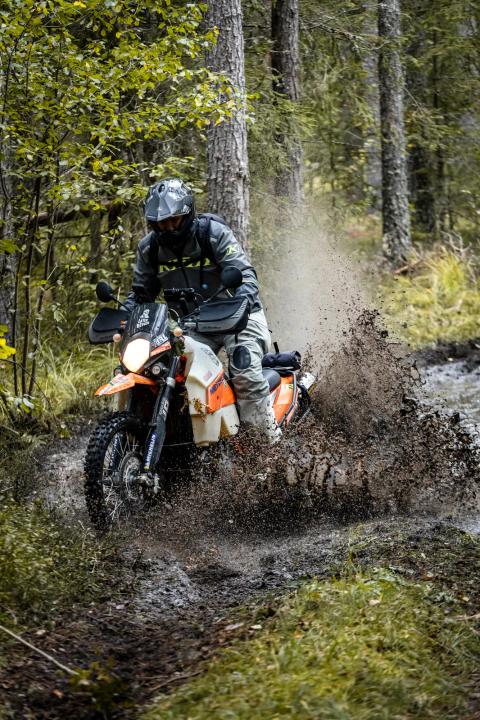 Mootorrattur läbib veega täitunud metsarada – Alakonnu Ralli 2025