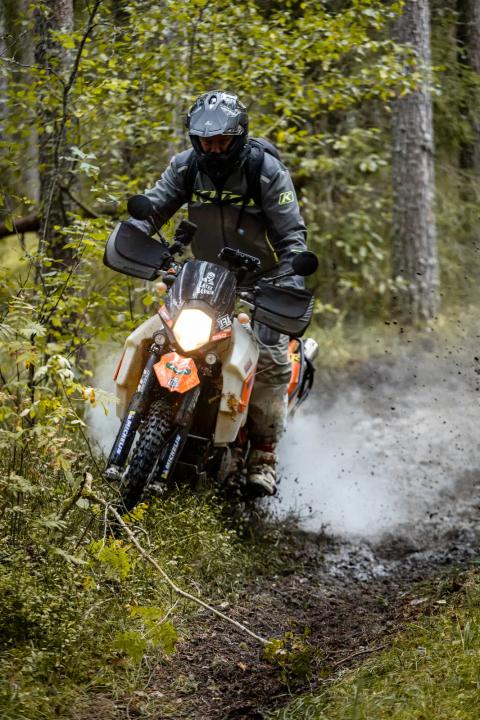 Mootorrattur läbib veega täitunud metsarada – Alakonnu Ralli 2025