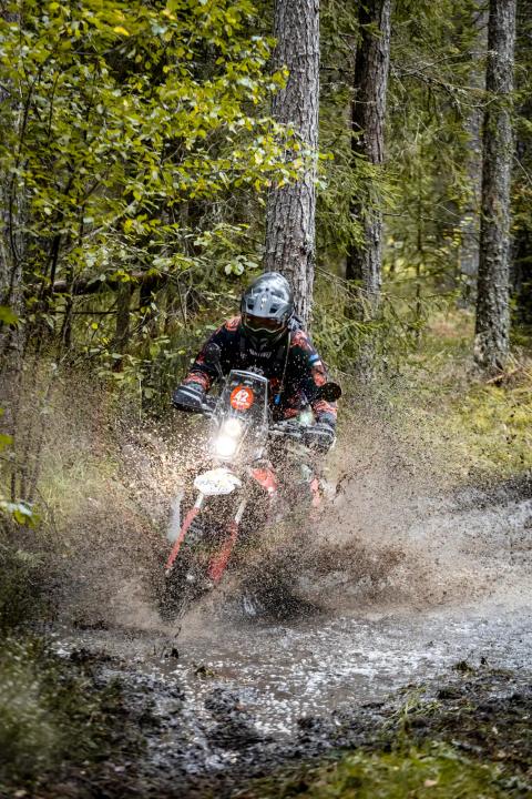 Mootorrattur läbib veega täitunud metsarada – Alakonnu Ralli 2025