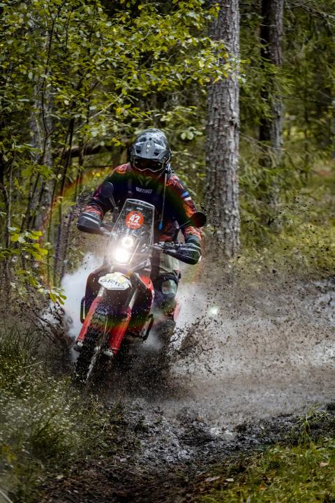 Mootorrattur läbib veega täitunud metsarada – Alakonnu Ralli 2025