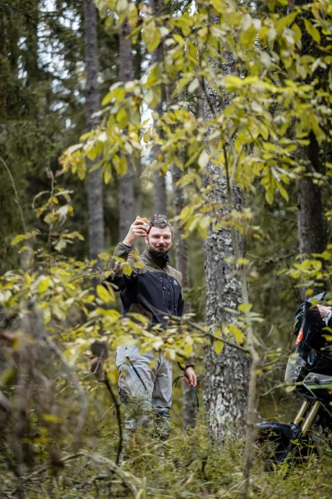 Mootorrattur läbib veega täitunud metsarada – Alakonnu Ralli 2025