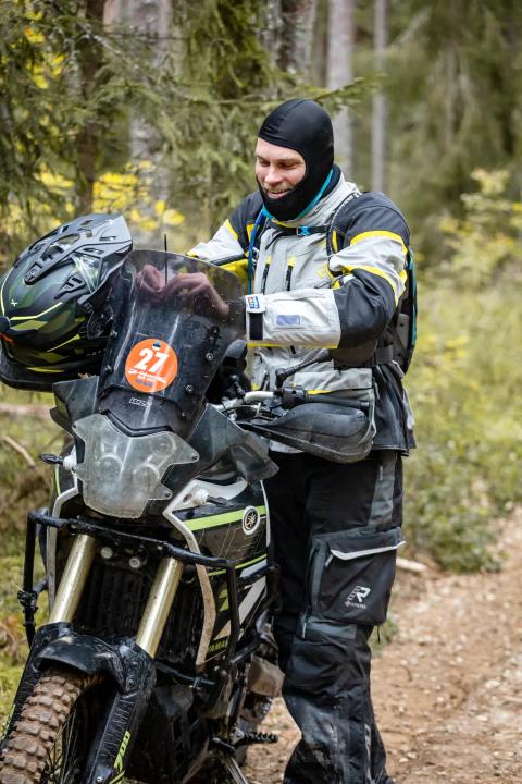 Mootorrattur läbib veega täitunud metsarada – Alakonnu Ralli 2025