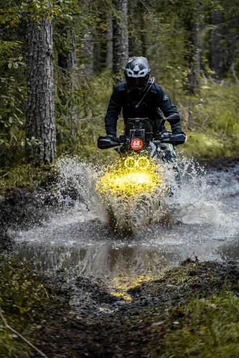 Mootorrattur läbib veega täitunud metsarada – Alakonnu Ralli 2025