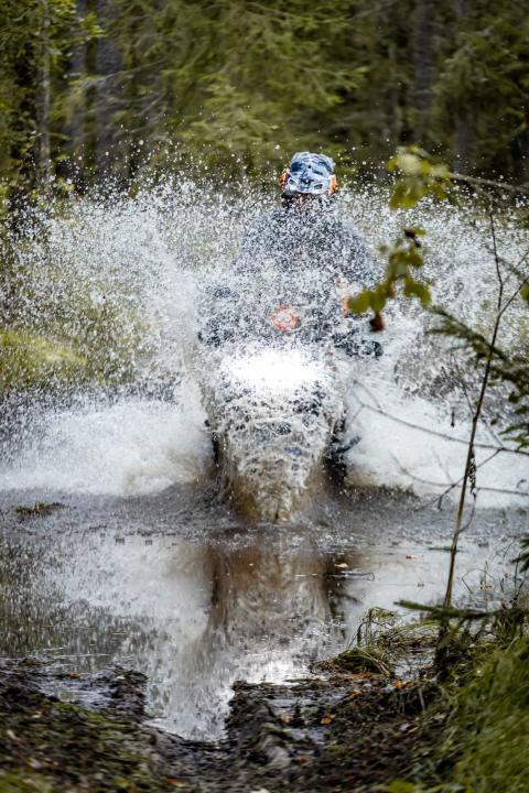 Mootorrattur läbib veega täitunud metsarada – Alakonnu Ralli 2025