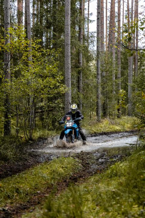 Mootorrattur läbib veega täitunud metsarada – Alakonnu Ralli 2025