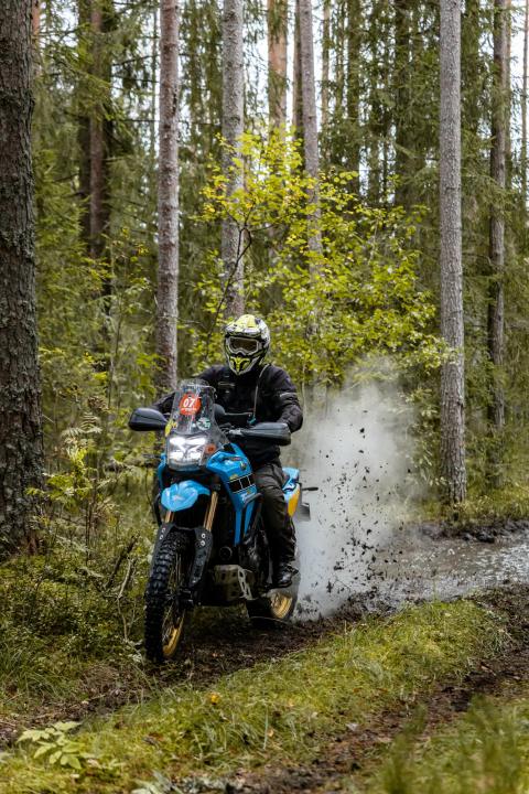 Mootorrattur läbib veega täitunud metsarada – Alakonnu Ralli 2025