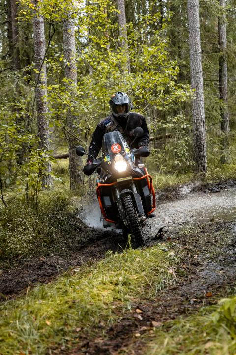Mootorrattur läbib veega täitunud metsarada – Alakonnu Ralli 2025