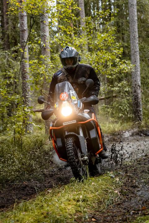 Mootorrattur läbib veega täitunud metsarada – Alakonnu Ralli 2025