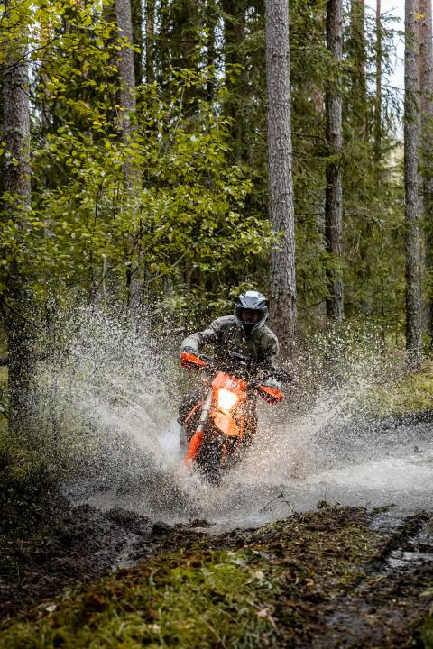 Mootorrattur läbib veega täitunud metsarada – Alakonnu Ralli 2025