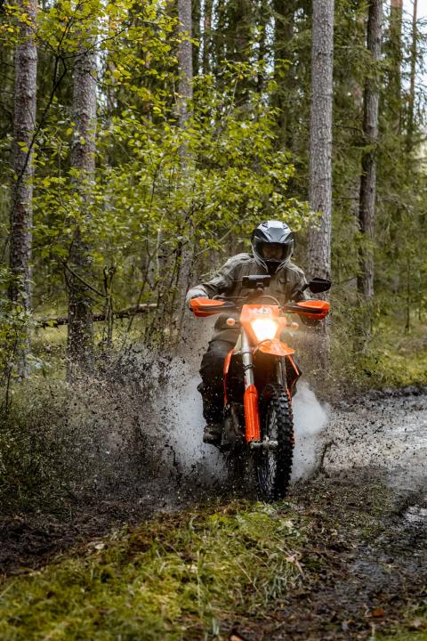 Mootorrattur läbib veega täitunud metsarada – Alakonnu Ralli 2025
