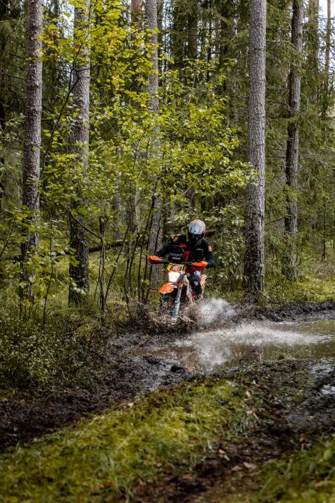 Mootorrattur läbib veega täitunud metsarada – Alakonnu Ralli 2025