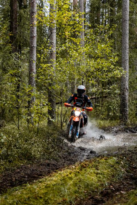 Mootorrattur läbib veega täitunud metsarada – Alakonnu Ralli 2025