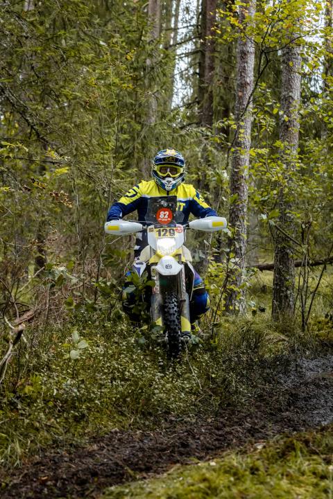 Mootorrattur läbib veega täitunud metsarada – Alakonnu Ralli 2025