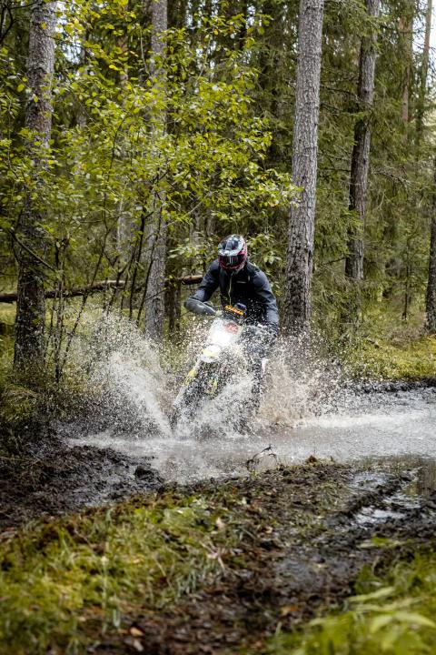 Mootorrattur läbib veega täitunud metsarada – Alakonnu Ralli 2025