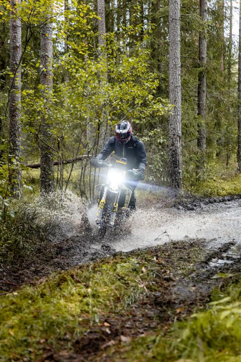 Mootorrattur läbib veega täitunud metsarada – Alakonnu Ralli 2025