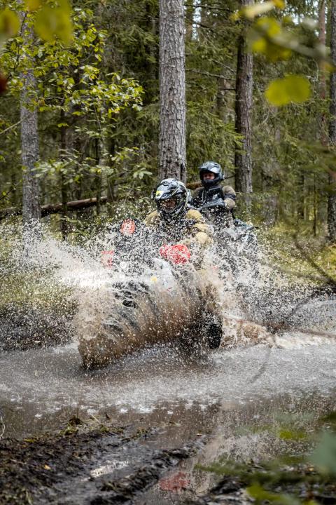 Mootorrattur läbib veega täitunud metsarada – Alakonnu Ralli 2025