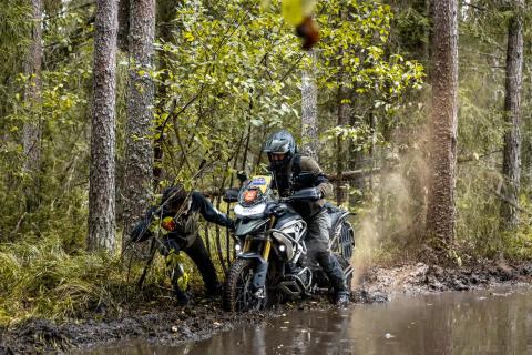 Mootorrattur läbib veega täitunud metsarada – Alakonnu Ralli 2025