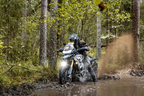 Mootorrattur läbib veega täitunud metsarada – Alakonnu Ralli 2025