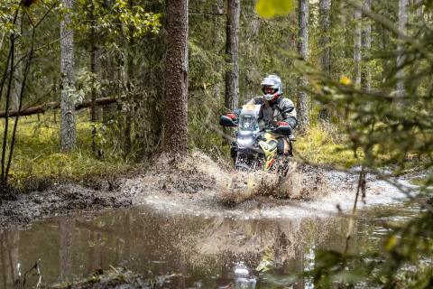 Mootorrattur läbib veega täitunud metsarada – Alakonnu Ralli 2025