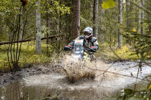 Mootorrattur läbib veega täitunud metsarada – Alakonnu Ralli 2025
