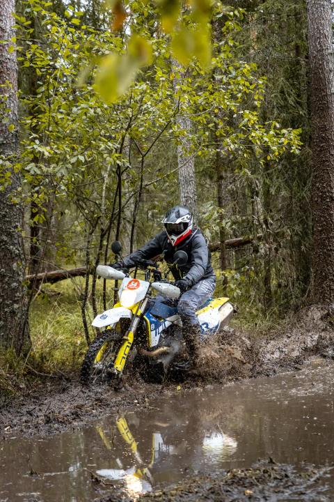 Mootorrattur läbib veega täitunud metsarada – Alakonnu Ralli 2025
