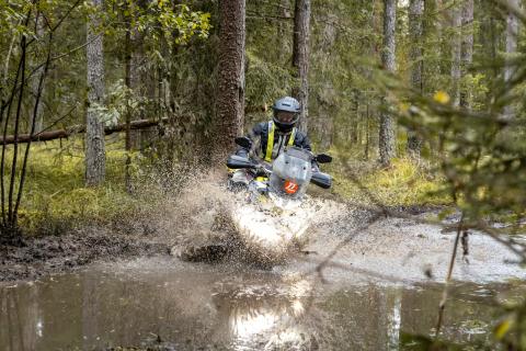 Mootorrattur läbib veega täitunud metsarada – Alakonnu Ralli 2025