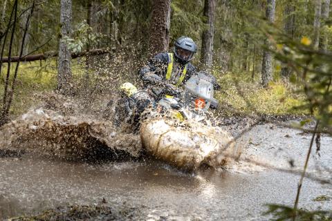 Mootorrattur läbib veega täitunud metsarada – Alakonnu Ralli 2025