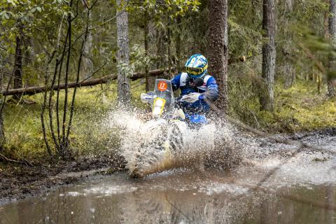 Mootorrattur läbib veega täitunud metsarada – Alakonnu Ralli 2025