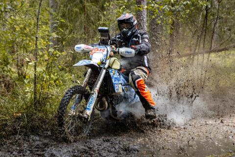 Mootorrattur läbib veega täitunud metsarada – Alakonnu Ralli 2025