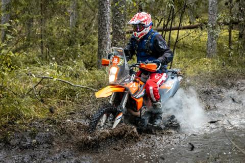 Mootorrattur läbib veega täitunud metsarada – Alakonnu Ralli 2025