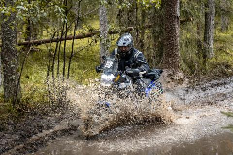 Mootorrattur läbib veega täitunud metsarada – Alakonnu Ralli 2025