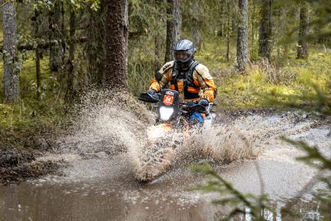 Mootorrattur läbib veega täitunud metsarada – Alakonnu Ralli 2025