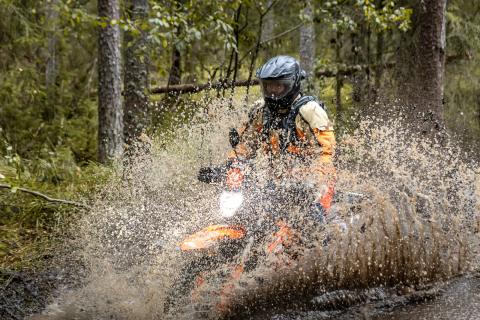 Mootorrattur läbib veega täitunud metsarada – Alakonnu Ralli 2025