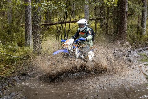 Mootorrattur läbib veega täitunud metsarada – Alakonnu Ralli 2025