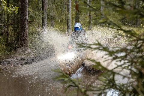 Mootorrattur läbib veega täitunud metsarada – Alakonnu Ralli 2025