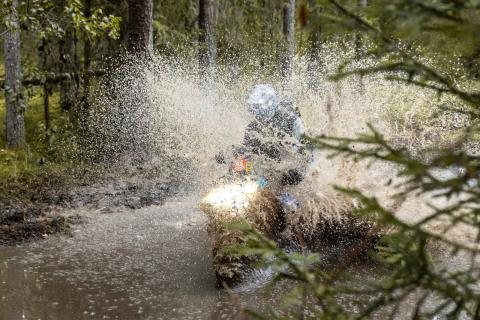 Mootorrattur läbib veega täitunud metsarada – Alakonnu Ralli 2025