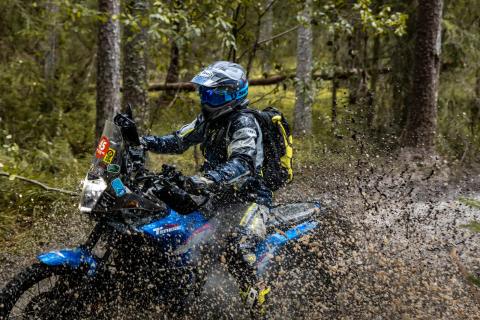 Mootorrattur läbib veega täitunud metsarada – Alakonnu Ralli 2025