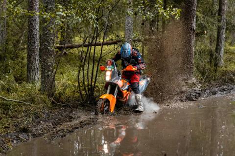 Mootorrattur läbib veega täitunud metsarada – Alakonnu Ralli 2025