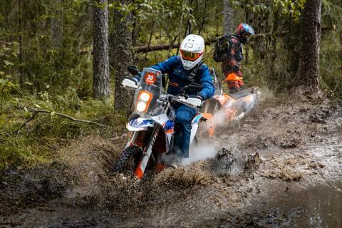Mootorrattur läbib veega täitunud metsarada – Alakonnu Ralli 2025