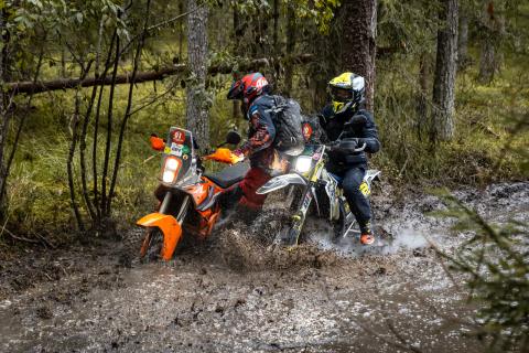 Mootorrattur läbib veega täitunud metsarada – Alakonnu Ralli 2025