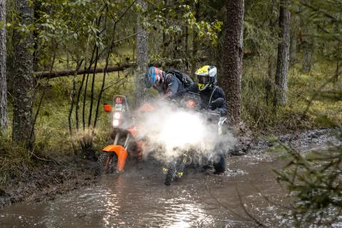 Mootorrattur läbib veega täitunud metsarada – Alakonnu Ralli 2025