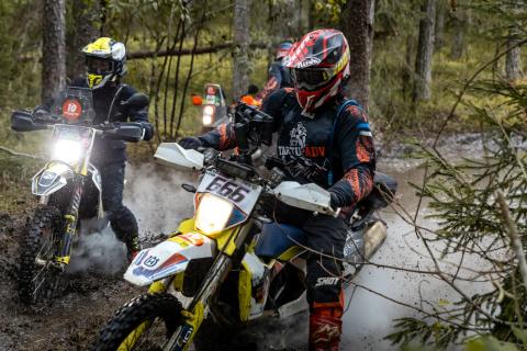 Mootorrattur läbib veega täitunud metsarada – Alakonnu Ralli 2025