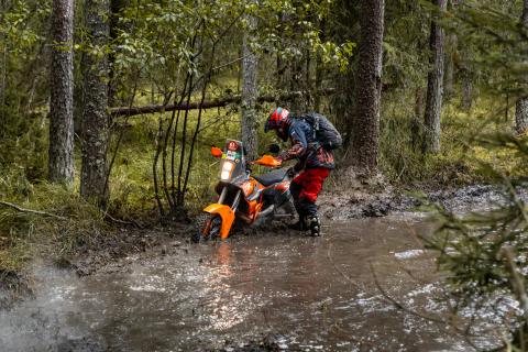 Mootorrattur läbib veega täitunud metsarada – Alakonnu Ralli 2025