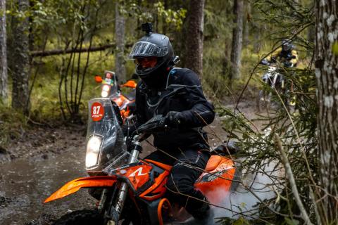 Mootorrattur läbib veega täitunud metsarada – Alakonnu Ralli 2025