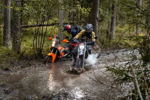 Mootorrattur läbib veega täitunud metsarada – Alakonnu Ralli 2025