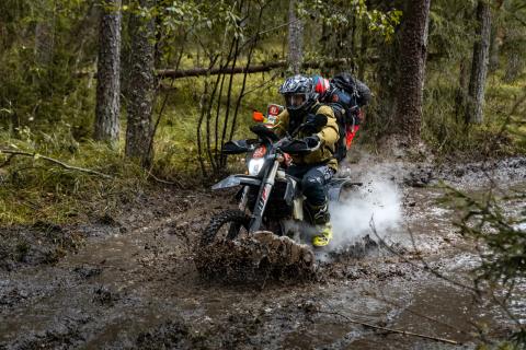Mootorrattur läbib veega täitunud metsarada – Alakonnu Ralli 2025