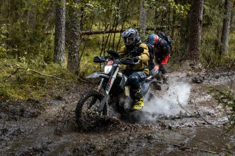 Mootorrattur läbib veega täitunud metsarada – Alakonnu Ralli 2025