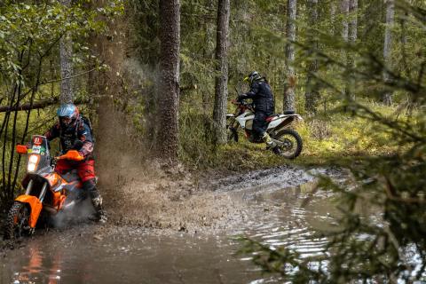 Mootorrattur läbib veega täitunud metsarada – Alakonnu Ralli 2025