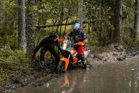 Mootorrattur läbib veega täitunud metsarada – Alakonnu Ralli 2025