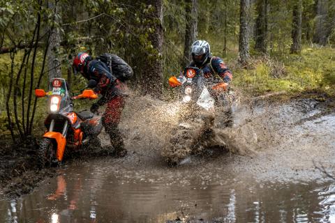 Mootorrattur läbib veega täitunud metsarada – Alakonnu Ralli 2025